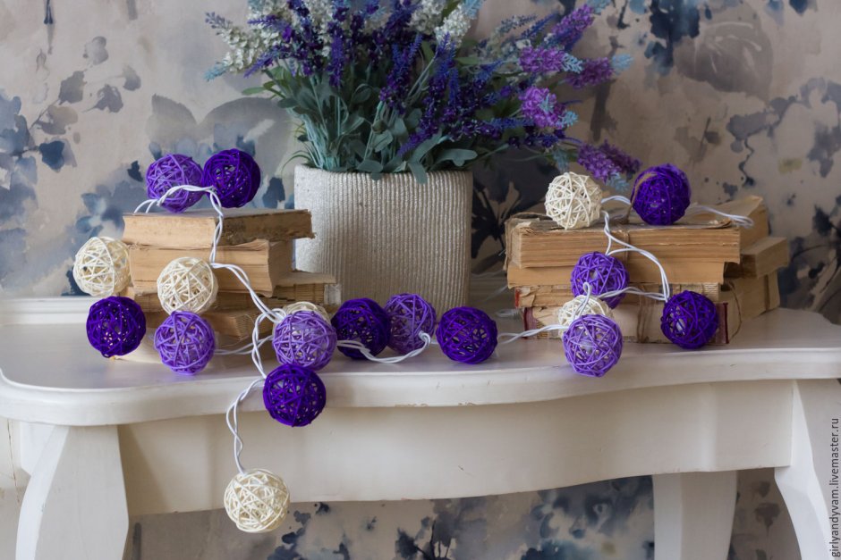 Гирлянда из ротанговых шаров в интерьере