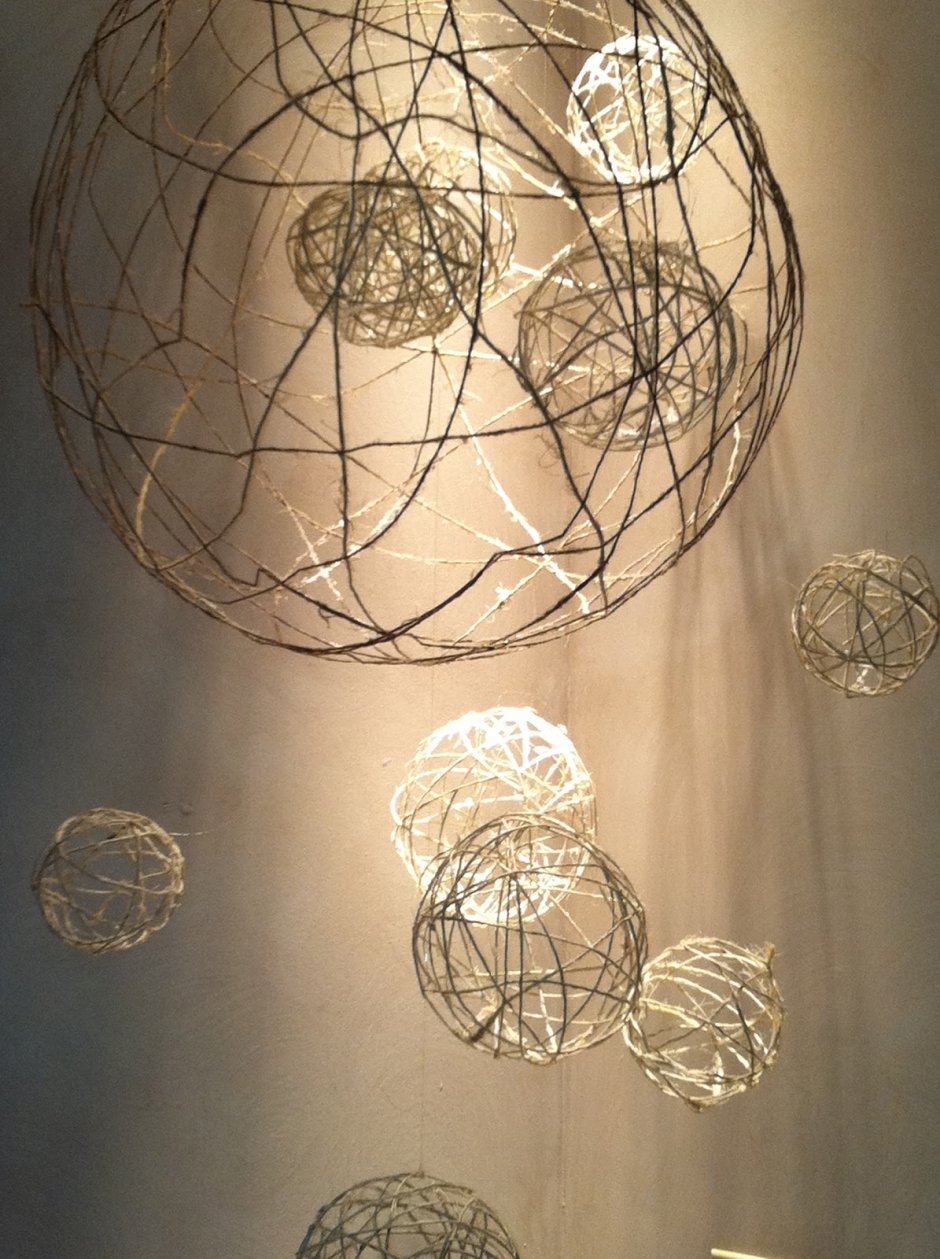 Из ниток шары светильник