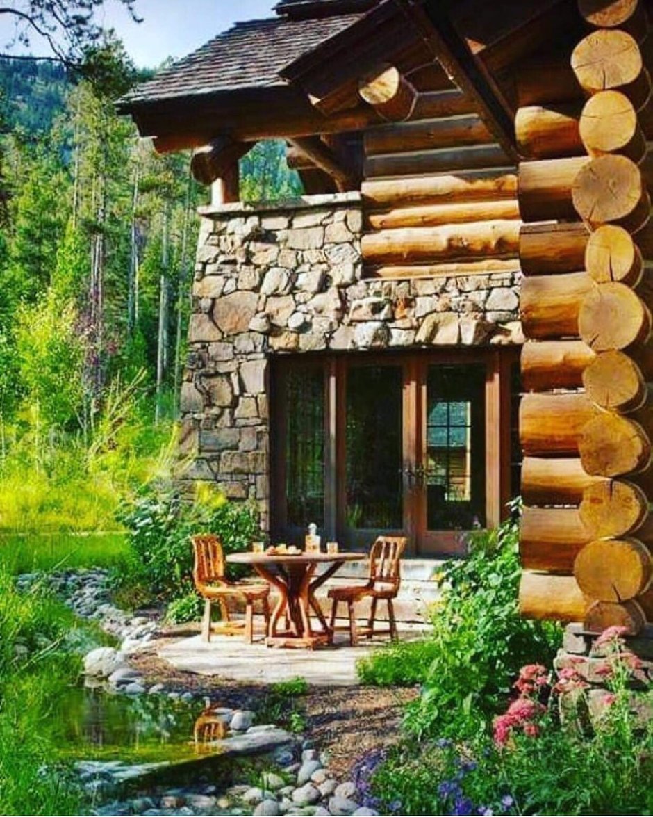 Дом из бревна и камня
