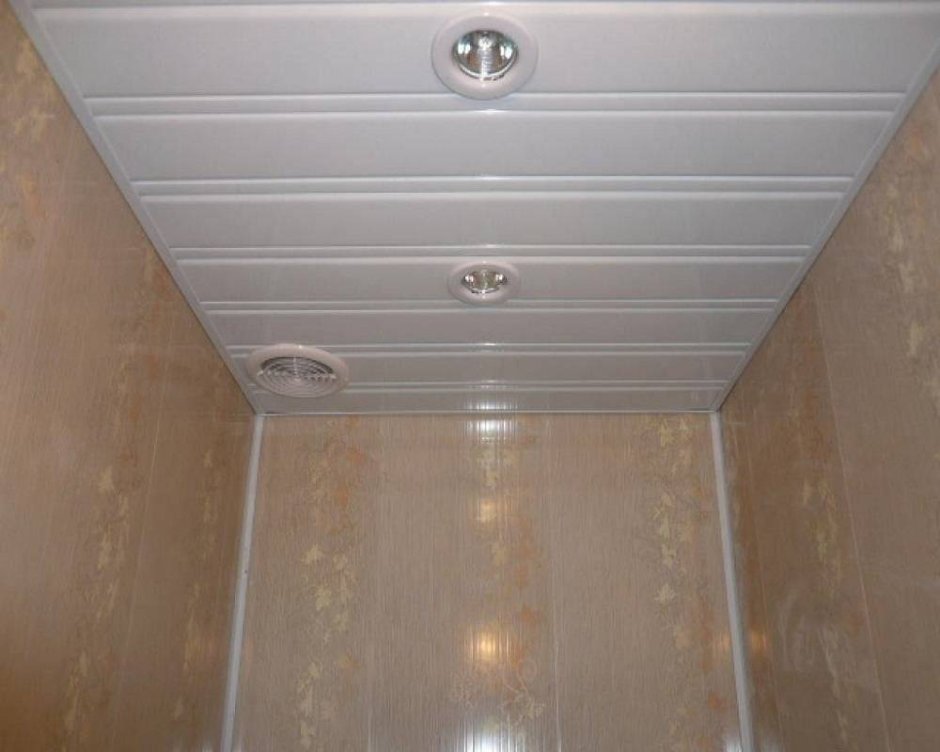 Отделка потолка в туалете пластиковыми панелями