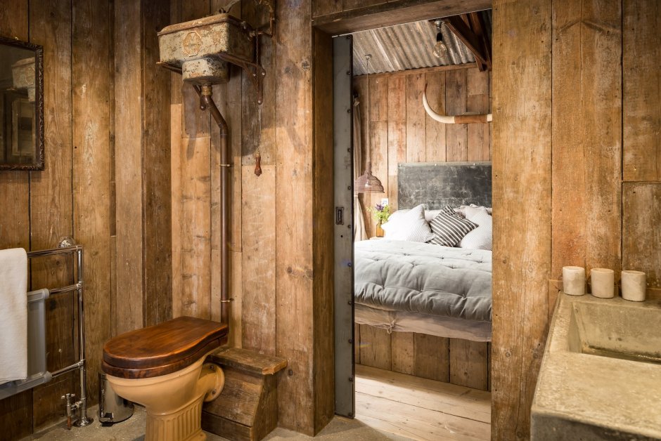 Туалет в деревянном стиле