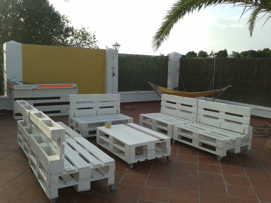 Мебель из поддонов с навесом