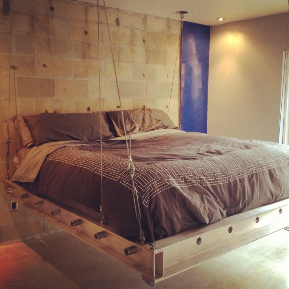 Подвесная кровать из металла