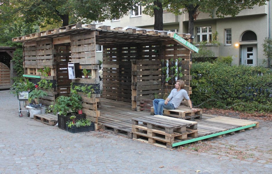 Дачная беседка из поддонов