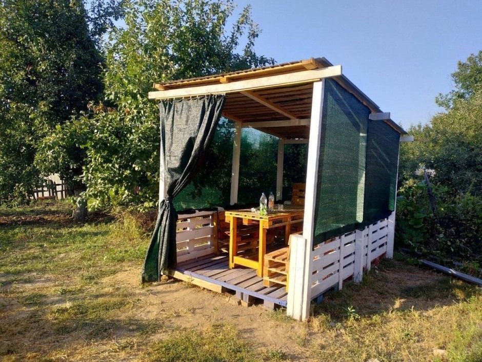 Беседка из поддонов для дачи