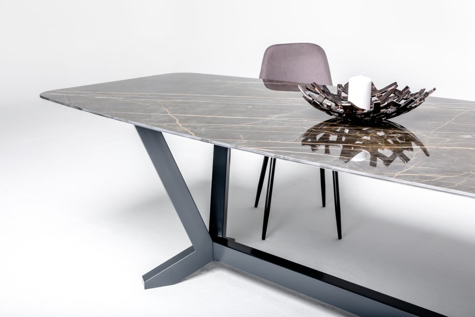 Обеденный стол из металла
