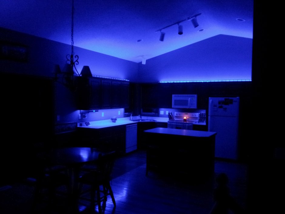 Кухня с голубой неоновой подсветкой