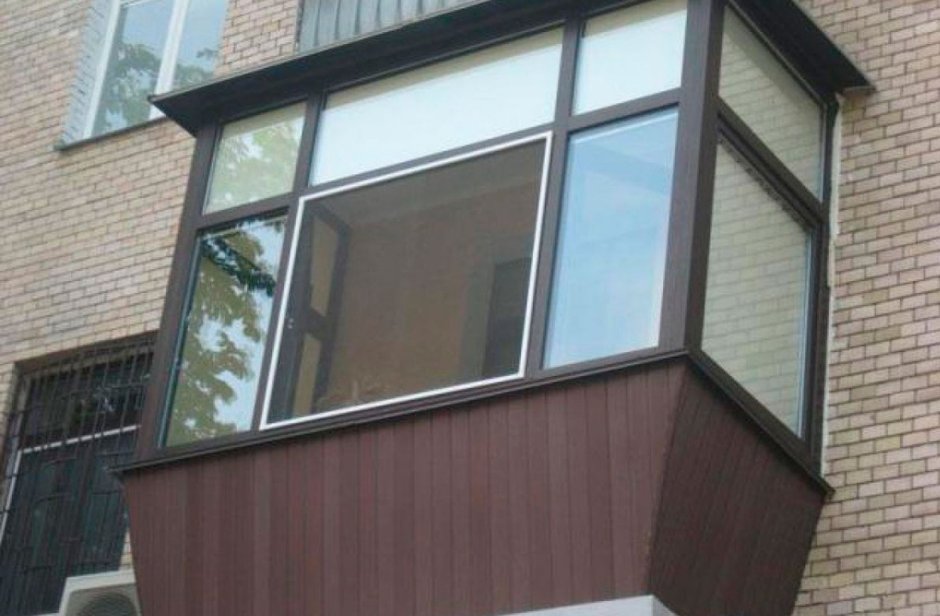 Балкон коричневый пластик