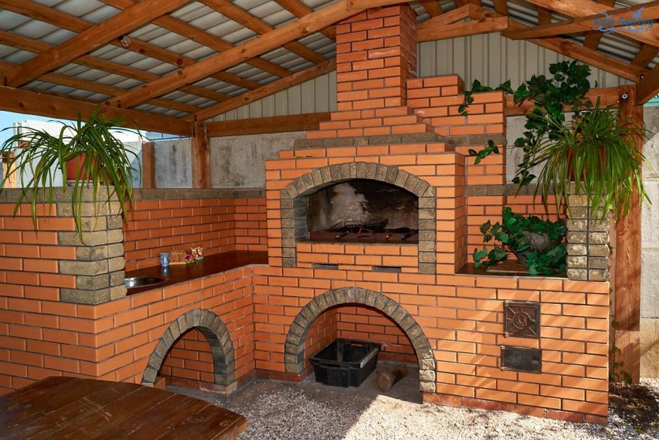 Кирпичная мангальная зона