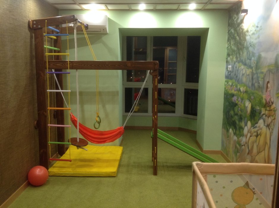 Дизайнерский спортивный уголок для детей в квартире