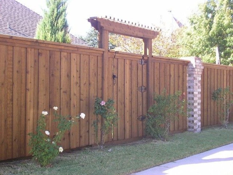 Деревянная ограда для дачного участка внешний вид