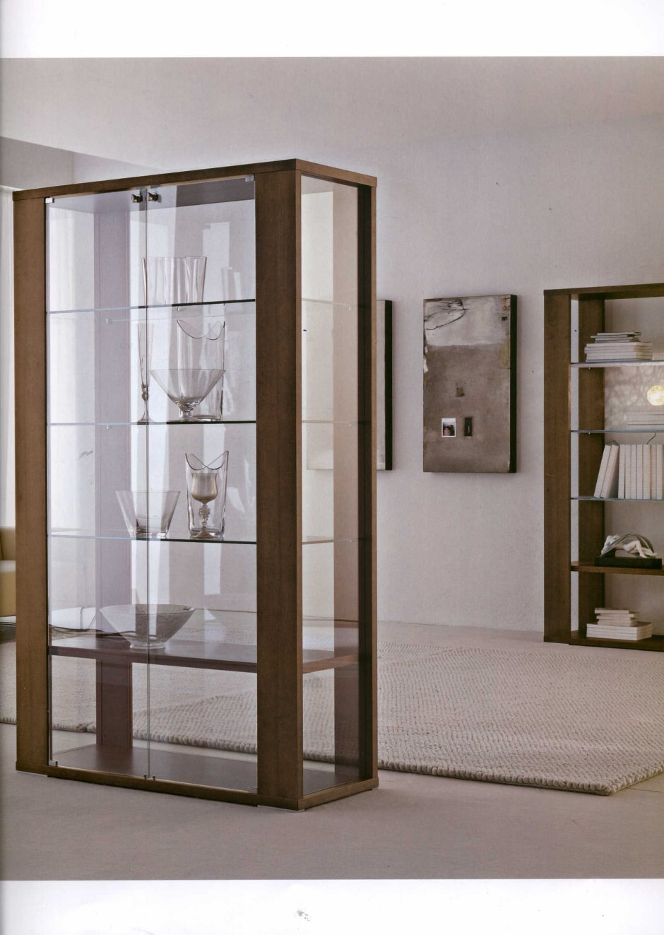 Шкаф витринный со стеклянными дверцами