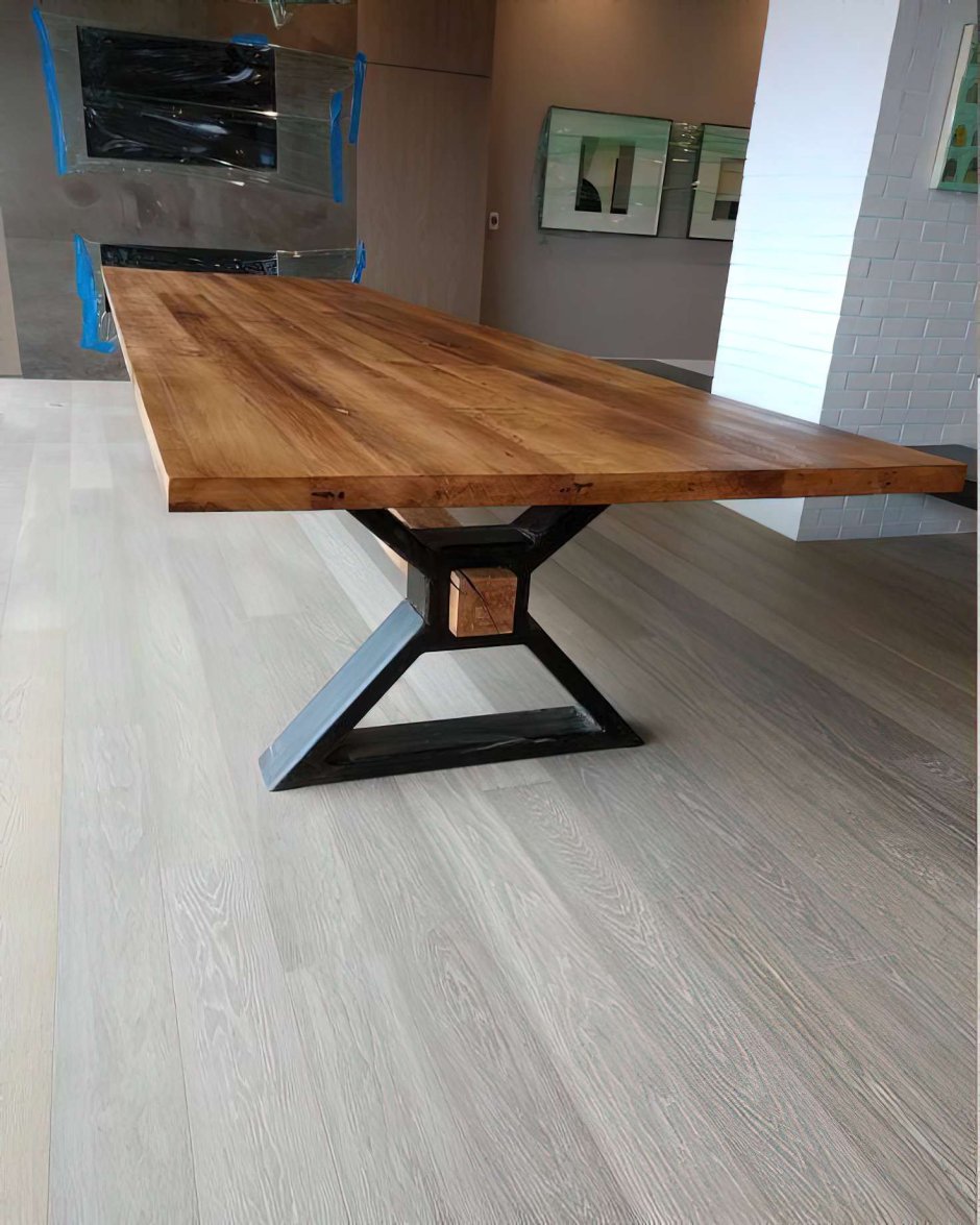 Деревянный стол с металлическим подстольем
