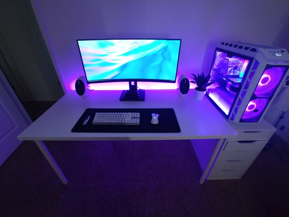 Красивый компьютерный стол с подсветкой