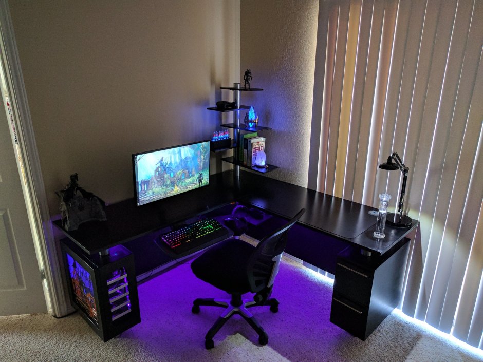 Компьютерный стол с подсветкой