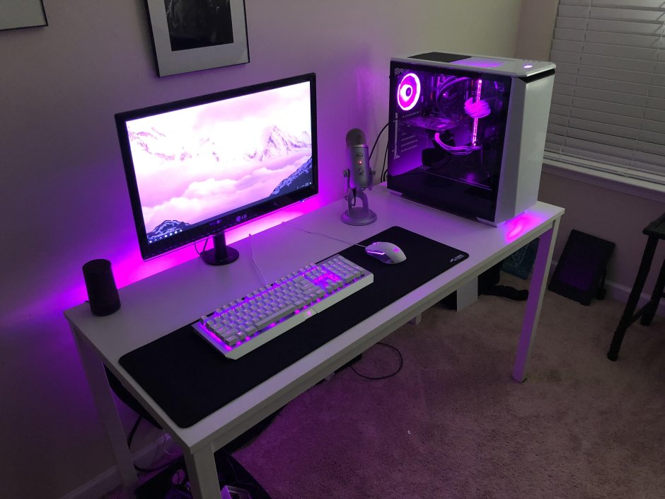 Красивый компьютерный стол с подсветкой
