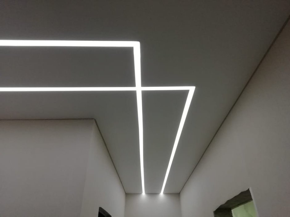 Световые линии на натяжном потолке в коридоре
