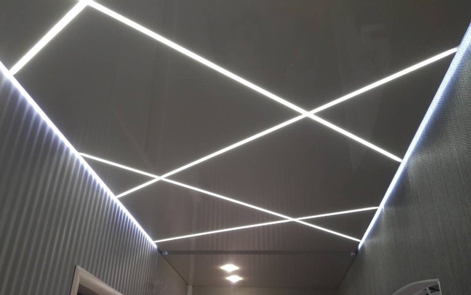 Потолок с подсветкой полосками