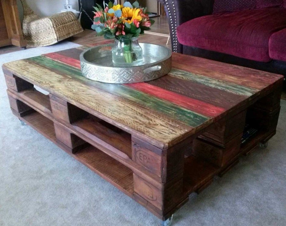 Стол из поддонов на колесиках