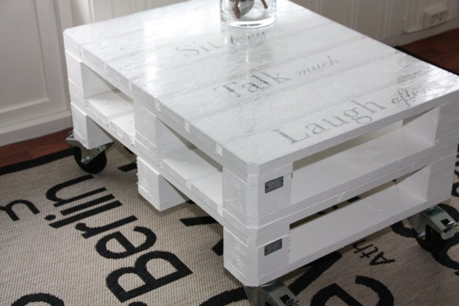 Стол из поддонов на колесиках