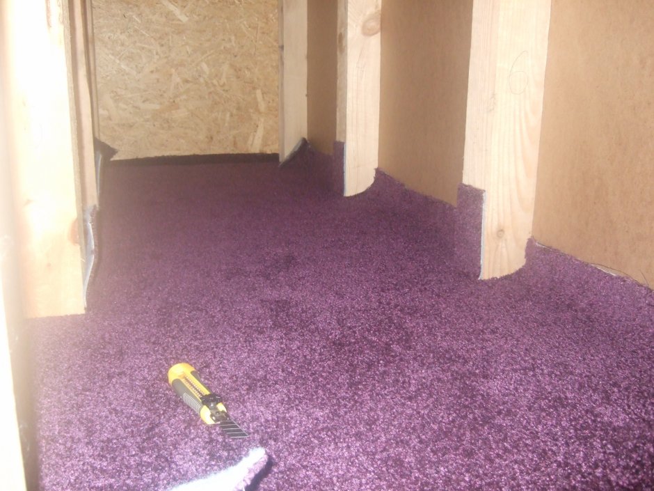 Фиолетовый балкон с ковролином