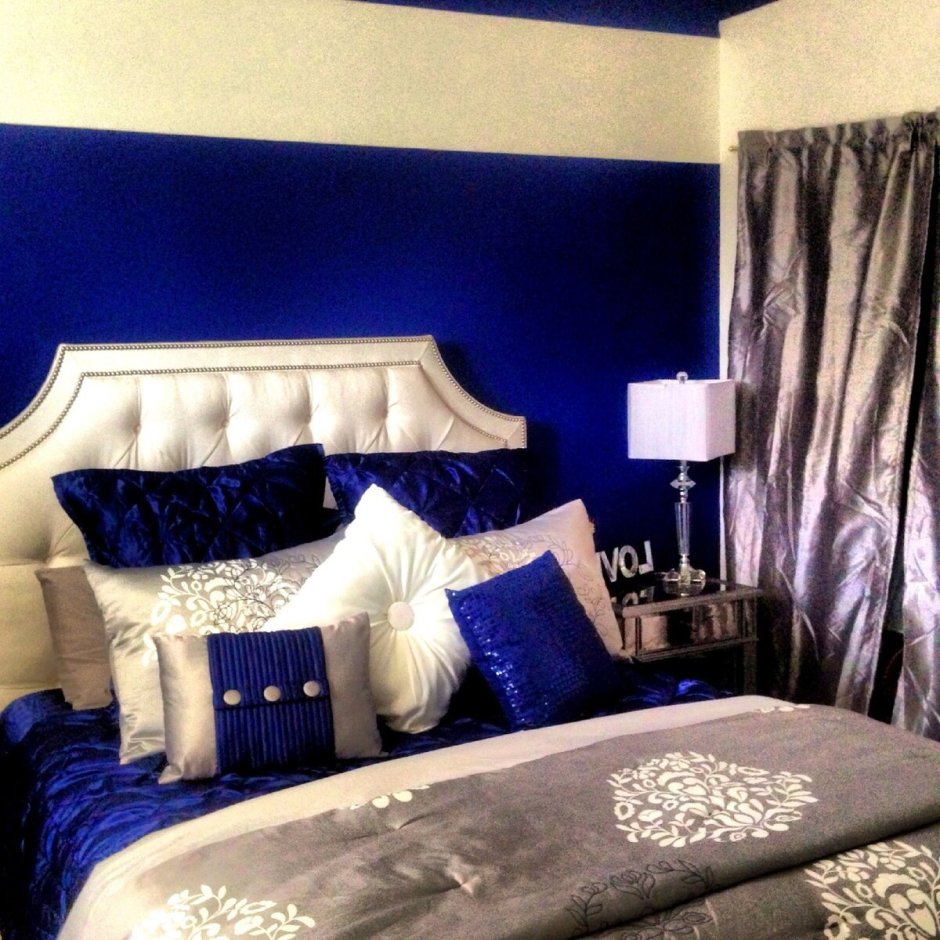 Спальня в сине белых тонах