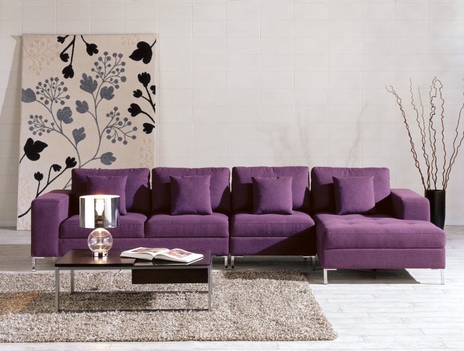 Фиолетовый угловой диван в интерьере гостиной