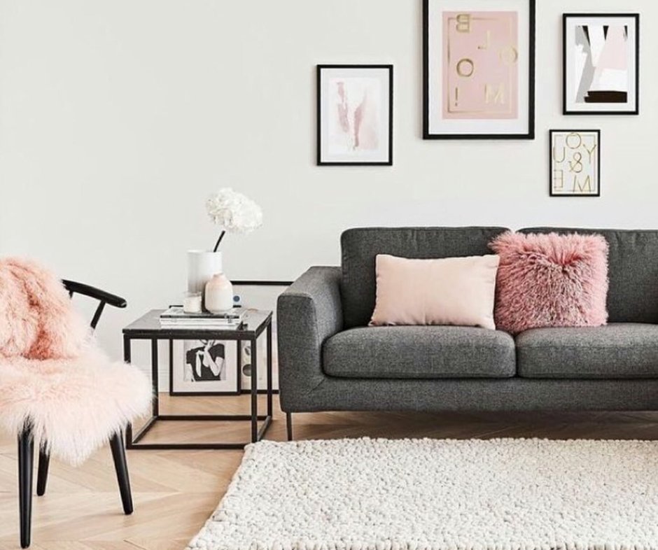 Серый диван с розовыми подушками