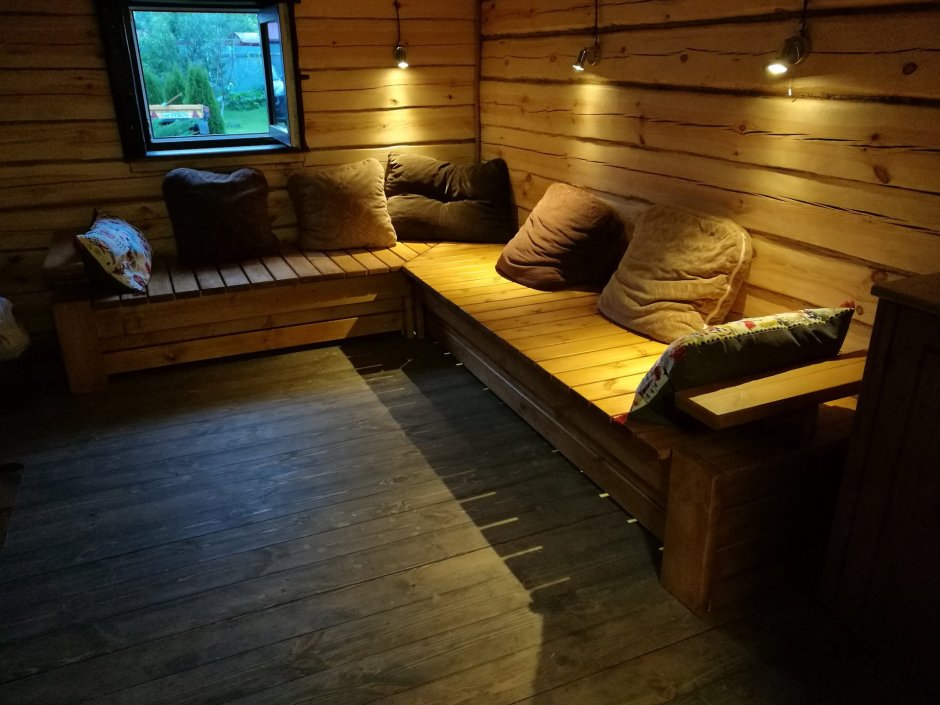 Деревянный диван в баню