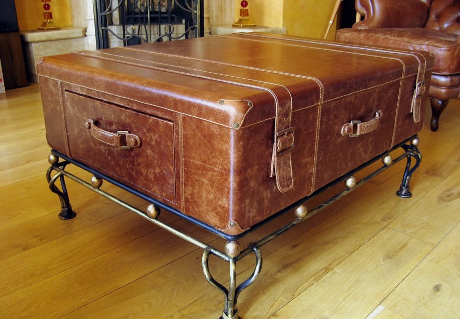Столик из старинного чемодана