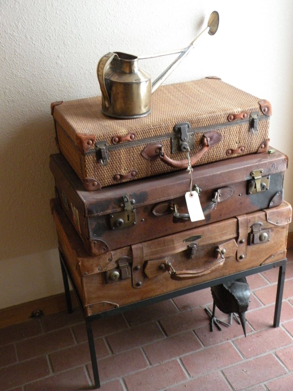 Отреставрированные старые чемоданы