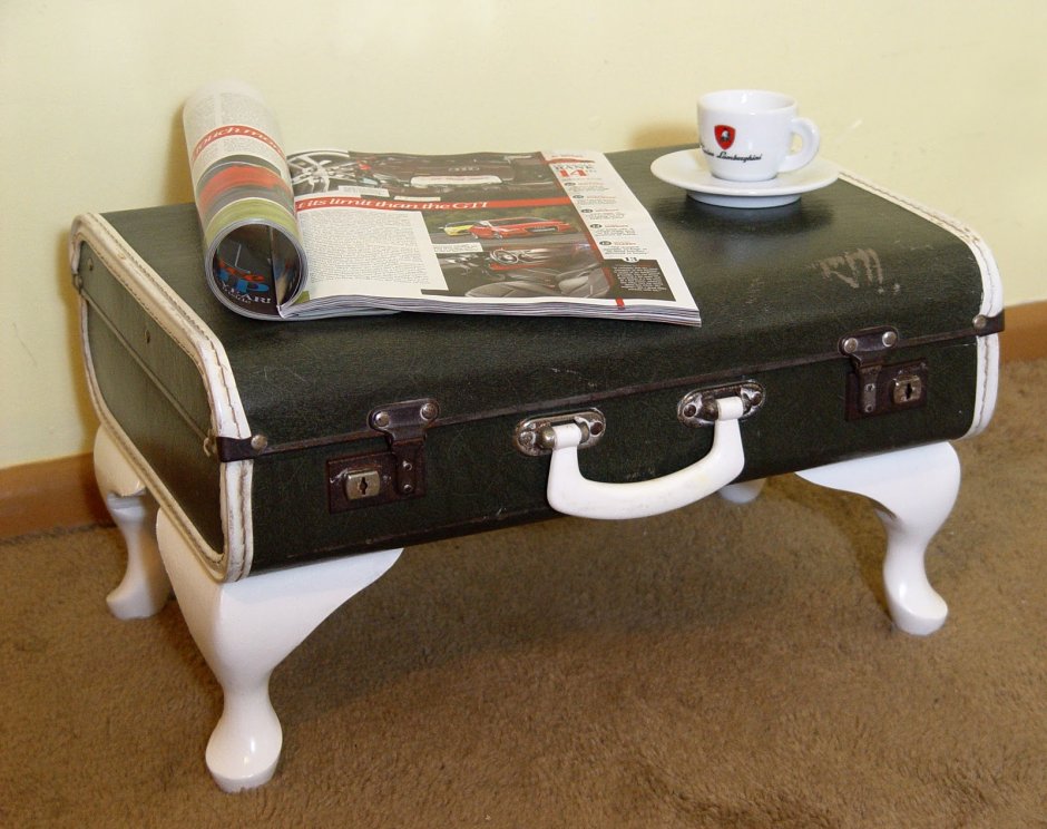 Столик из Старая швейная машинка и чемодан