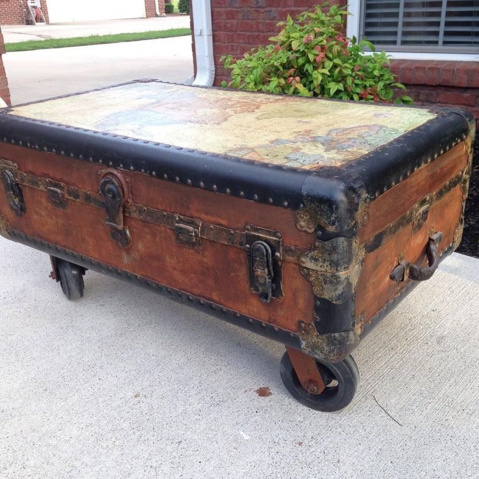 Столик из старого чемодана