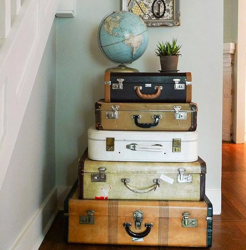 Старинные чемоданы в интерьере