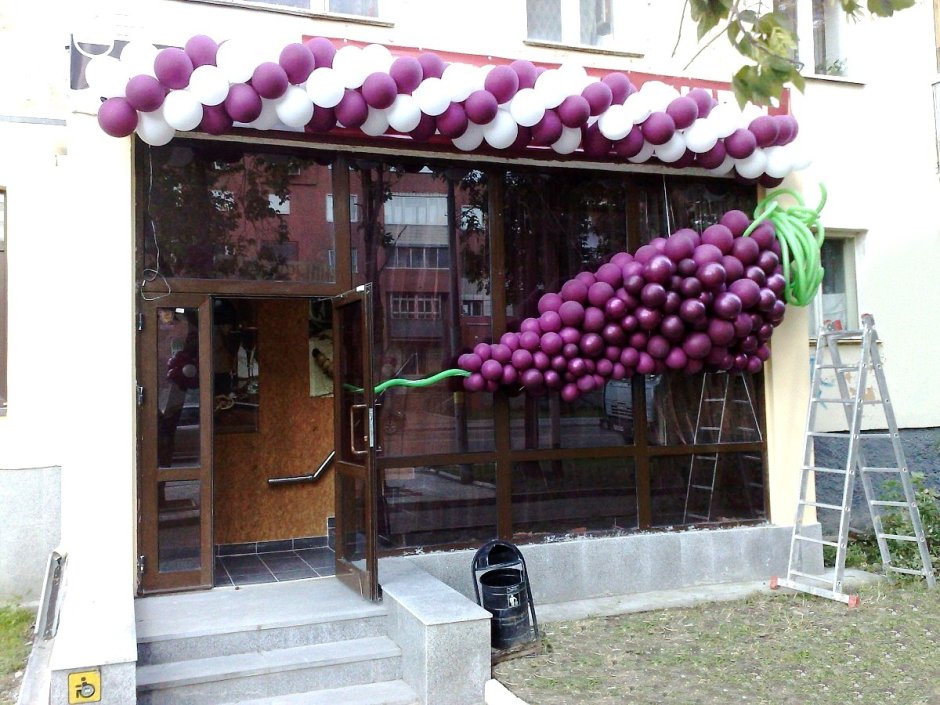 Украшение фасада шарами