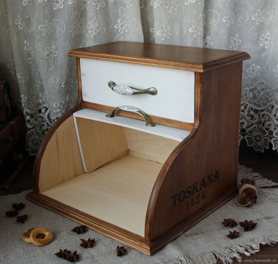 Хлебница из кедра