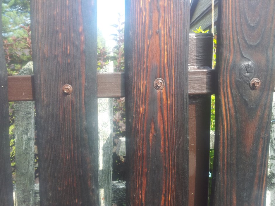 Забор из брашированного дерева