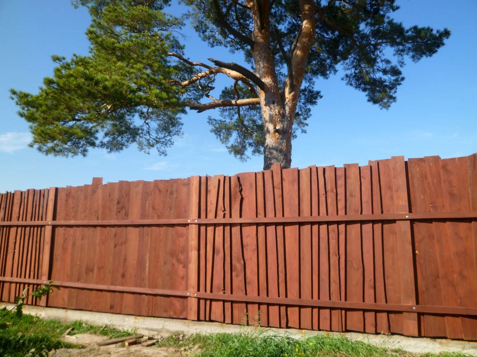 Коричневый деревянный забор