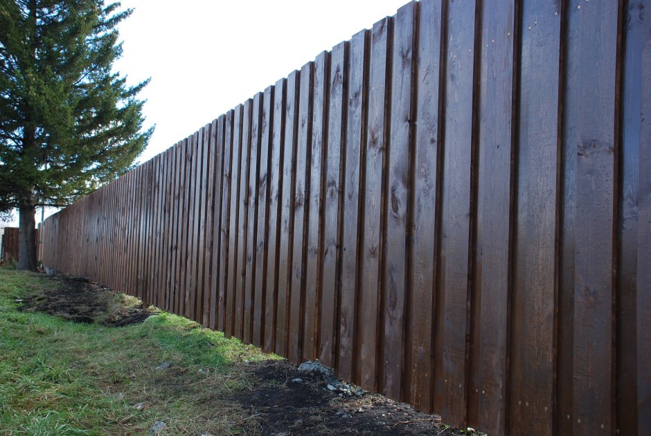 Сплошной деревянный забор