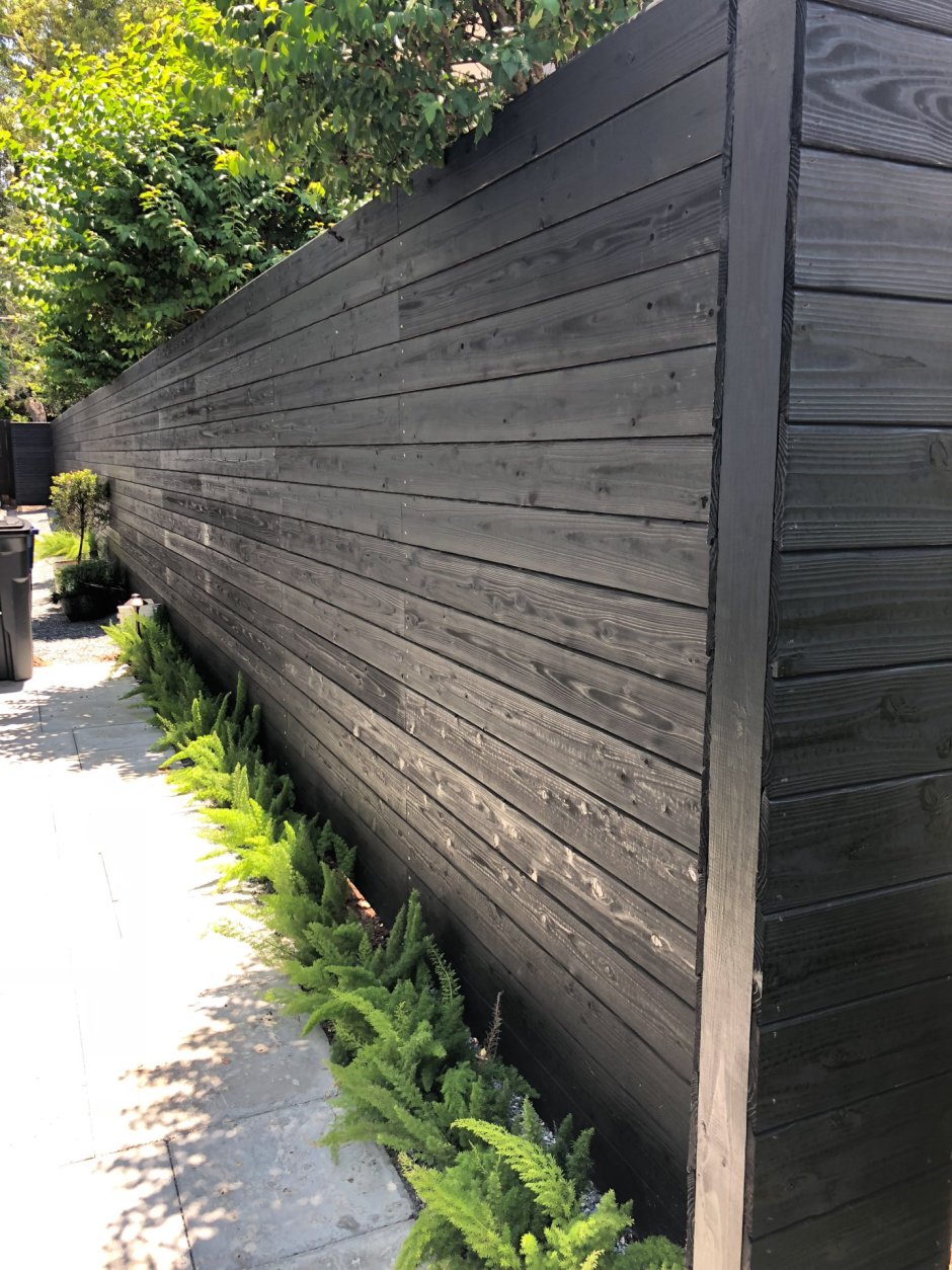 Черный деревянный забор