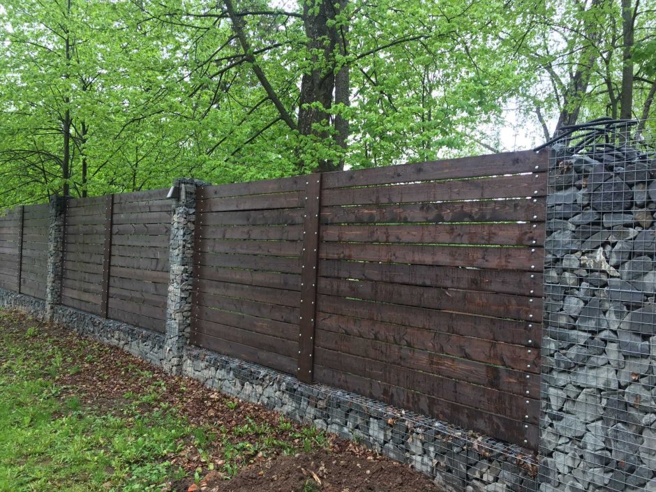 Деревянный забор с габионами