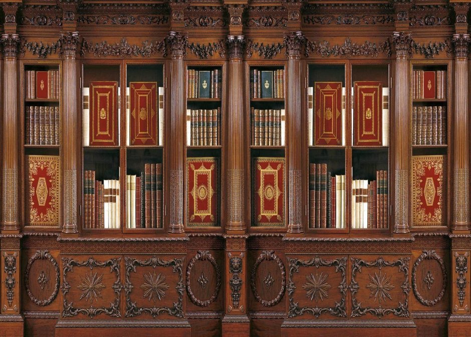 Старинный шкаф с книгами