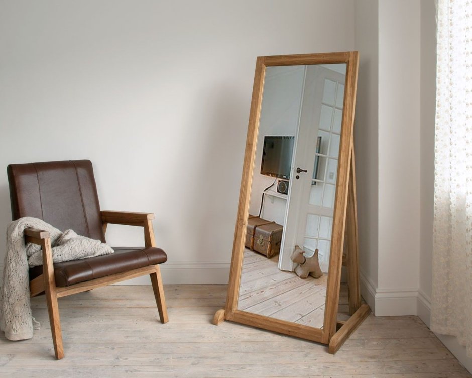 Зеркало деревянное напольное в интерьере