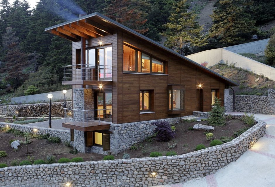 Альпийский двухэтажный дом в горах с односкатной крышей