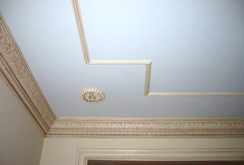 Потолок отделанный лепниной
