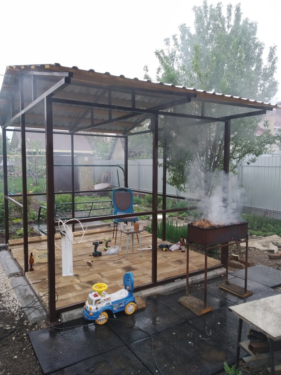 Беседка с железным мангалом
