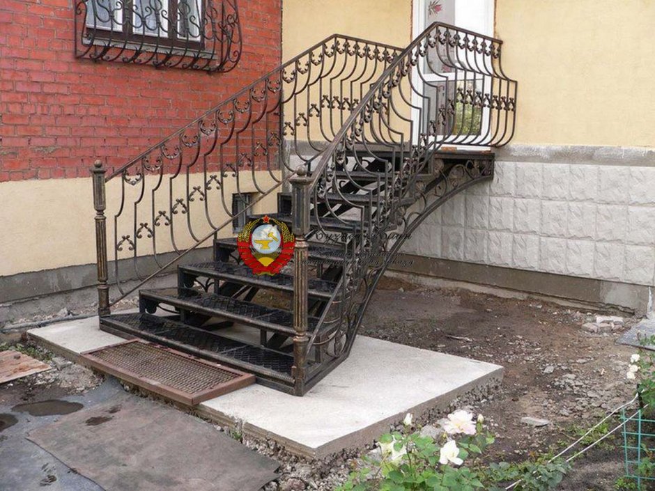 Уличная лестница из металла