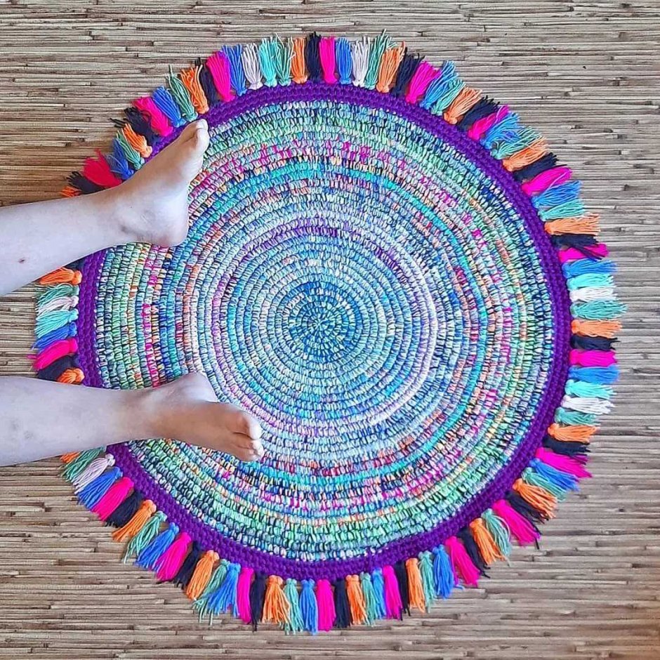 Плетеный коврик из лоскутков