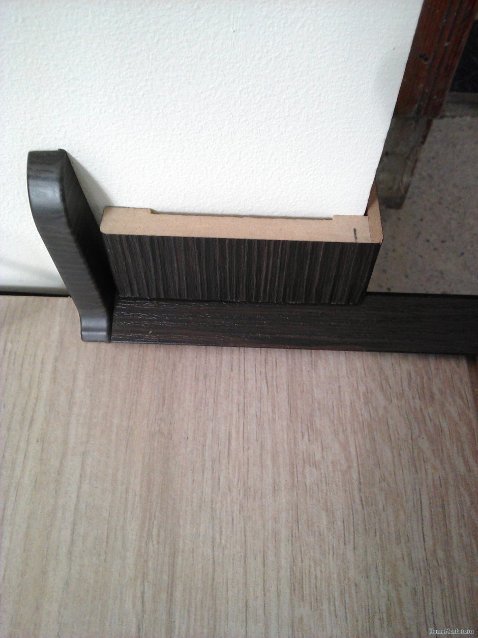 Стык плинтуса и дверного наличника