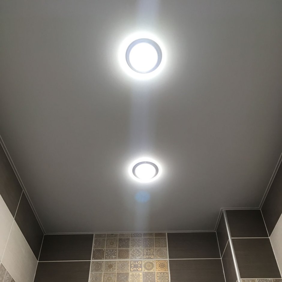 Потолок натяжной с светильниками точечными в туалете